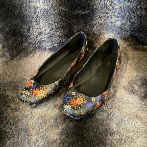 Women’s size 9 floral ballet flat